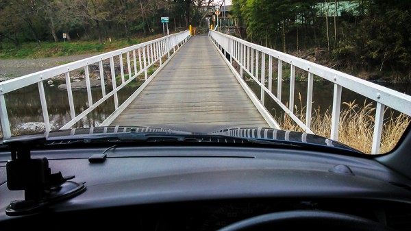 車幅ギリギリの橋