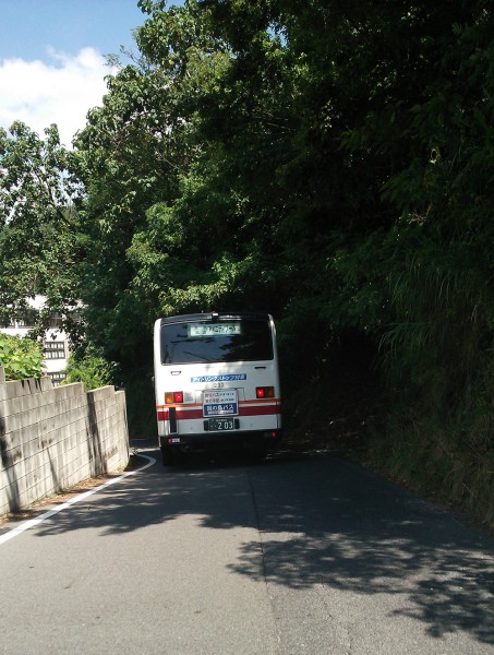 狭隘路線のバス