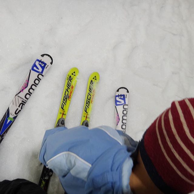 狭山スキー場。息子、スキー初挑戦！といっても私が後ろから抱きかかえて滑ったのですが。ウチの奥さんも私もスキーは20年ぶり（私はスノボ派）、案外滑れました。__#息子スキー初挑戦 #狭山スキー場 #スキー #子供スキー (Instagram)__