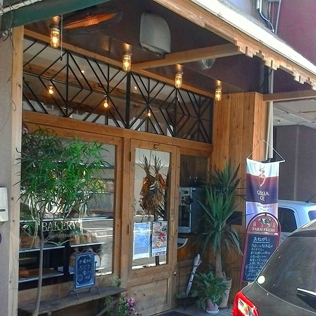 古い建物をリノベーションしたようなイマドキのお洒落な店が増えました__#パン屋とかカフェとか #immcoffeeandroastery #グランドチーフベーカリー #岩国カフェ#岩国パン屋 #岩国 #錦帯橋