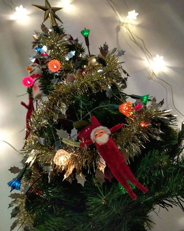 今年も昭和なクリスマスツリー#昭和なクリスマスツリー #クリスマスツリー飾り付け #クリスマスツリー #モールサンタ #笠付き電球 #クリスマスツリーオーナメント